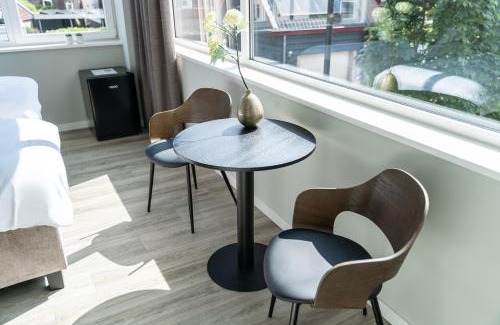 Raamsdonksveer Apartment | Bright Room With Comfortable Bed & Bathroom