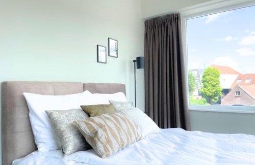 Raamsdonksveer Apartment | Bright Room With Comfortable Bed & Bathroom