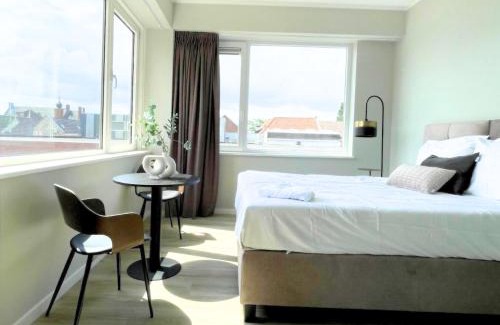 Raamsdonksveer Apartment | Bright Room With Comfortable Bed & Bathroom