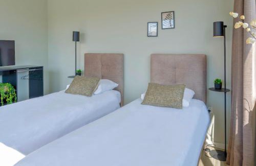 Raamsdonksveer Apartment | Bright Room With Comfortable Bed & Bathroom