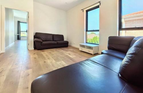 Riverwood House | Bright room with queen bed and balcony near train station