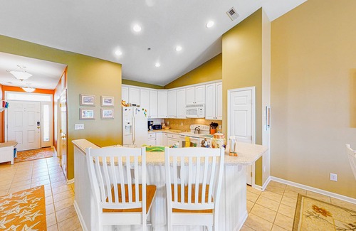 Sunset Island Condo | Bright & Roomy Condo w/Shared Pool, Free WiFi, Central AC, Water Views, & W/D