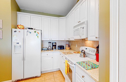 Sunset Island Condo | Bright & Roomy Condo w/Shared Pool, Free WiFi, Central AC, Water Views, & W/D