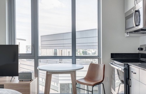 Cascade Apartment | Bright South Lake Union Studio w/Gym, W/D, walk to bars, by Blueground