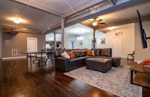 Near South Side Apartment | Bright South Loop 3BR Escape with PingPong Table and Optional Parking Minutes to Art Institute, Grant Park & McCormick Place Events