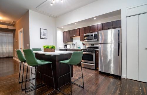 Near South Side Apartment | Bright South Loop 3BR Escape with PingPong Table and Optional Parking Minutes to Art Institute, Grant Park & McCormick Place Events