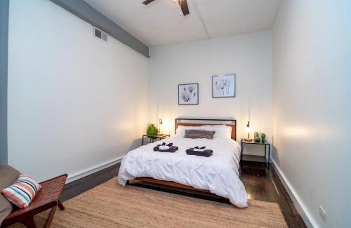 Near South Side Apartment | Bright South Loop 3BR Escape with PingPong Table and Optional Parking Minutes to Art Institute, Grant Park & McCormick Place Events