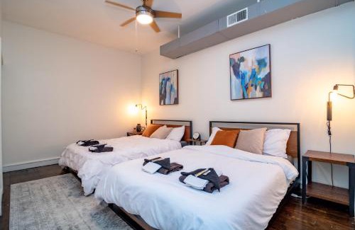 Near South Side Apartment | Bright South Loop 3BR Escape with PingPong Table and Optional Parking Minutes to Art Institute, Grant Park & McCormick Place Events