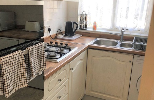 North Acton Apartment | Bright, Spacious, 2 Bed 1st Floor Apartment, Elizabeth & Central Lines