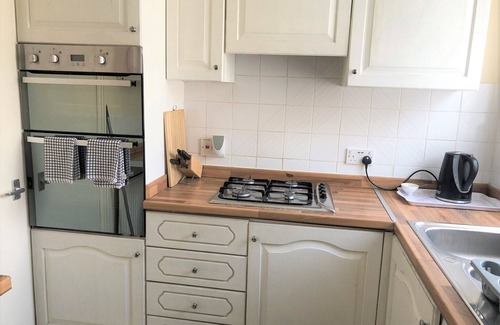 North Acton Apartment | Bright, Spacious, 2 Bed 1st Floor Apartment, Elizabeth & Central Lines