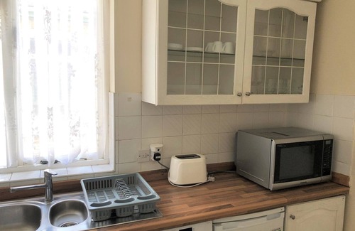 North Acton Apartment | Bright, Spacious, 2 Bed 1st Floor Apartment, Elizabeth & Central Lines