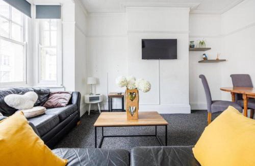 Southend-on-Sea Apartment | Bright & Spacious 2BR Near Westcliff Beach & High St by Everhome Ltd