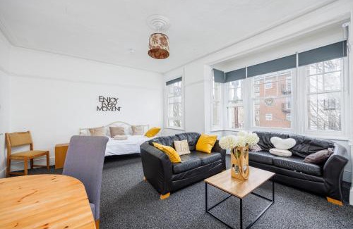 Southend-on-Sea Apartment | Bright & Spacious 2BR Near Westcliff Beach & High St by Everhome Ltd