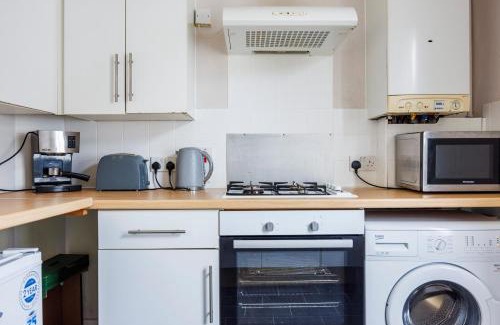Southend-on-Sea Apartment | Bright & Spacious 2BR Near Westcliff Beach & High St by Everhome Ltd