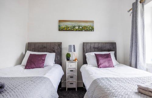Southend-on-Sea Apartment | Bright & Spacious 2BR Near Westcliff Beach & High St by Everhome Ltd