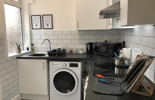 Preston Apartment | Bright Spacious 3-bed with office & patio, Preston