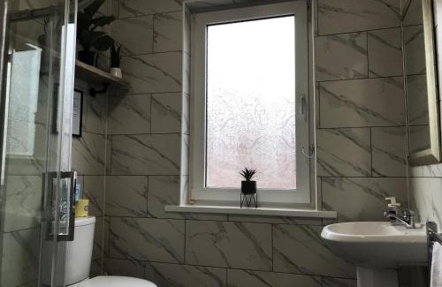 Preston Apartment | Bright Spacious 3-bed with office & patio, Preston