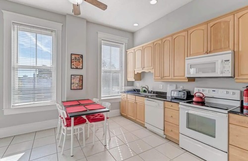 Springfield Apartment | Bright & spacious apt - very pet friendly!