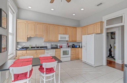 Springfield Apartment | Bright & spacious apt - very pet friendly!