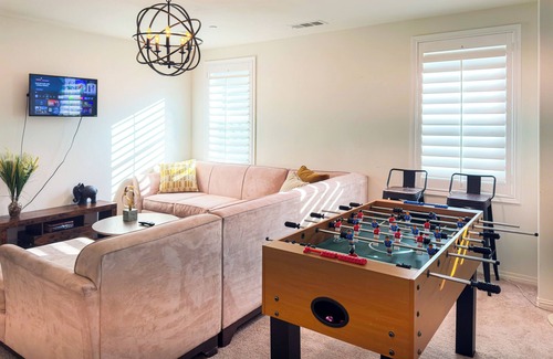 Mira Loma House | Bright Spacious Family Home near SilverLakes