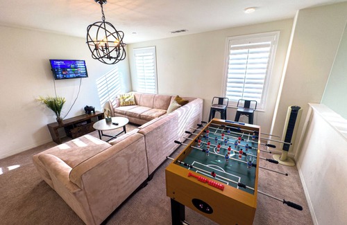 Mira Loma House | Bright Spacious Family Home near SilverLakes