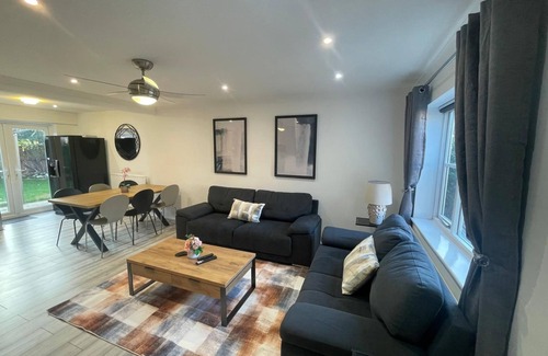 Yeading House | Bright & Spacious 3Bedroom/1Bathroom with W/C Pet-Friendly House with Garden
