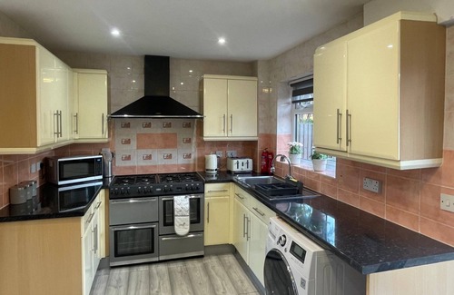 Yeading House | Bright & Spacious 3Bedroom/1Bathroom with W/C Pet-Friendly House with Garden
