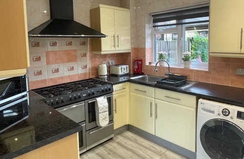 Yeading House | Bright & Spacious 3Bedroom/1Bathroom with W/C Pet-Friendly House with Garden