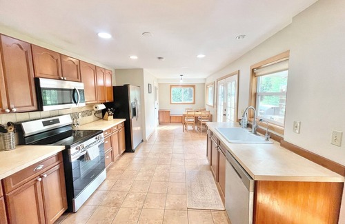 Parkrose Heights House | Bright Spacious Home, HUGE private backyard, 10 Mins to PDX Airport