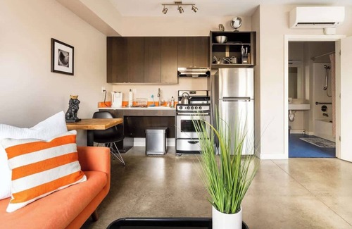 Belmont Apartment | Bright Studio Apartment - Food Carts & Local Shops
