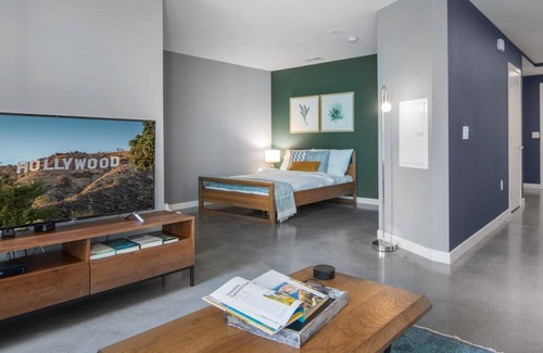 City West Apartment | Bright Studio Downtown, Gym, near Wilshire, by Blueground
