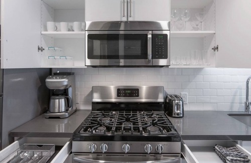 City West Apartment | Bright Studio Downtown, Gym, near Wilshire, by Blueground