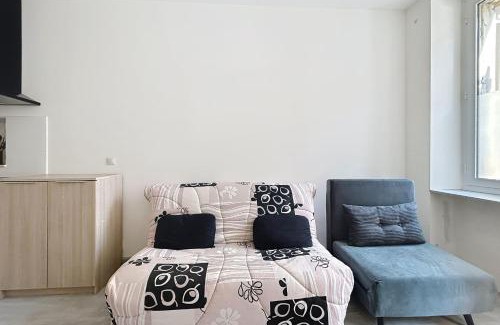Coursan Apartment | Bright studio in Coursan close to activities