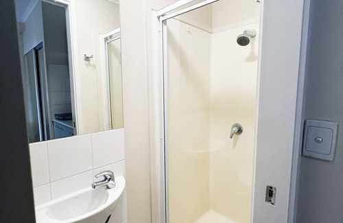 Carlton South Apartment | Bright Studio in Melbourne CBD | Walk to Shops & Markets