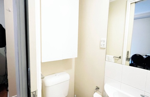 Carlton South Apartment | Bright Studio in Melbourne CBD | Walk to Shops & Markets