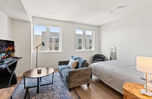Hollywood Apartment | Bright Studio on Sunset Blvd Pool, Parking, Gym