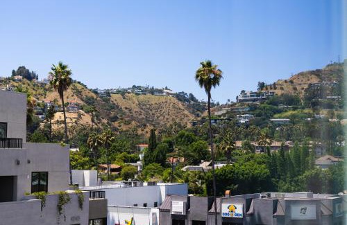 Hollywood Apartment | Bright Studio on Sunset Blvd Pool, Parking, Gym