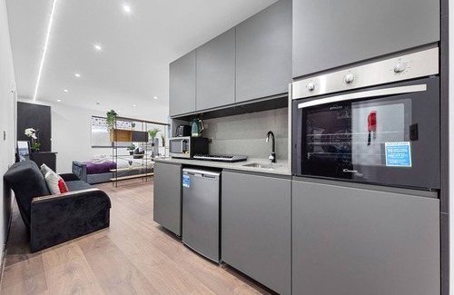 Golders Green Apartment | Bright Studio Retreat in Golders Green