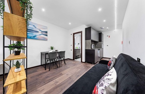 Golders Green Apartment | Bright Studio Retreat in Golders Green