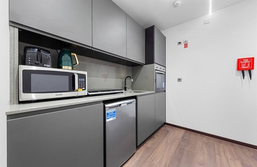 Golders Green Apartment | Bright Studio Retreat in Golders Green