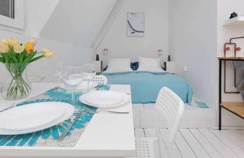 Saska Kepa Apartment | Bright Studio Szczuczyńska by Renters