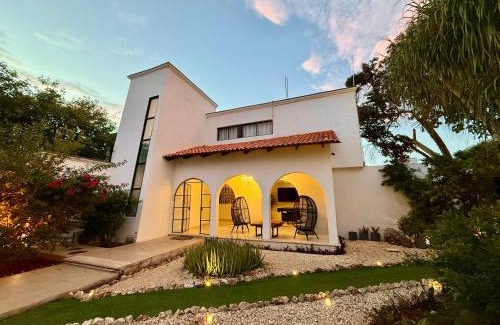 Colonia Campestre House | Bright Studio with Shared Pool Access