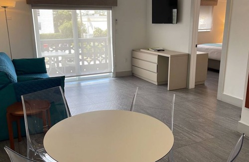 North Beach Hotel | Bright & Sunny Room with Pool Near North Beach Miami