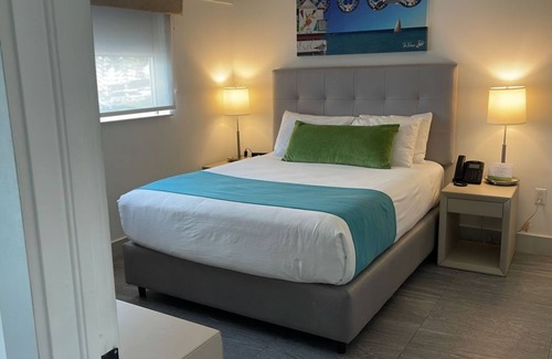 North Beach Hotel | Bright & Sunny Room with Pool Near North Beach Miami
