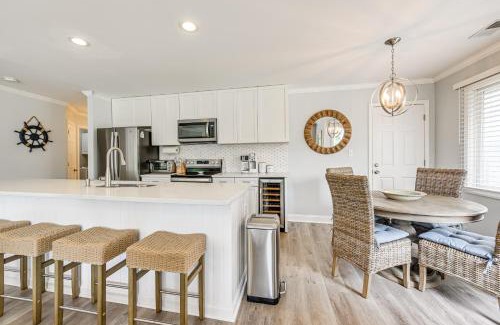 Sea Trail Apartment | Bright Sunset Beach Condo with Golf Course View
