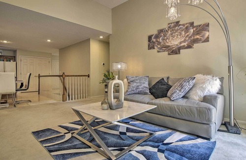 Gladstone House | Bright Townhome < 10 Mi to Dtwn Kansas City!
