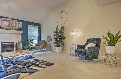 Gladstone House | Bright Townhome < 10 Mi to Dtwn Kansas City!