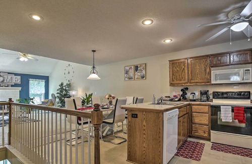Gladstone House | Bright Townhome < 10 Mi to Dtwn Kansas City!
