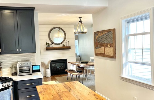 Newburyport Condo | Bright Townhouse Near Downtown Newburyport