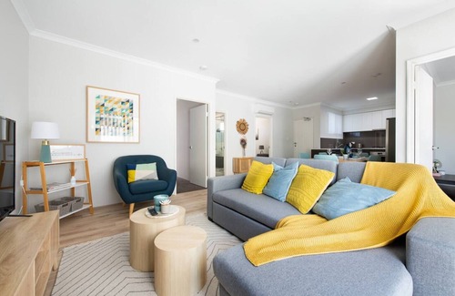 Attadale Apartment | Bright Trendy 3BR Apt - Walk to River & Shops